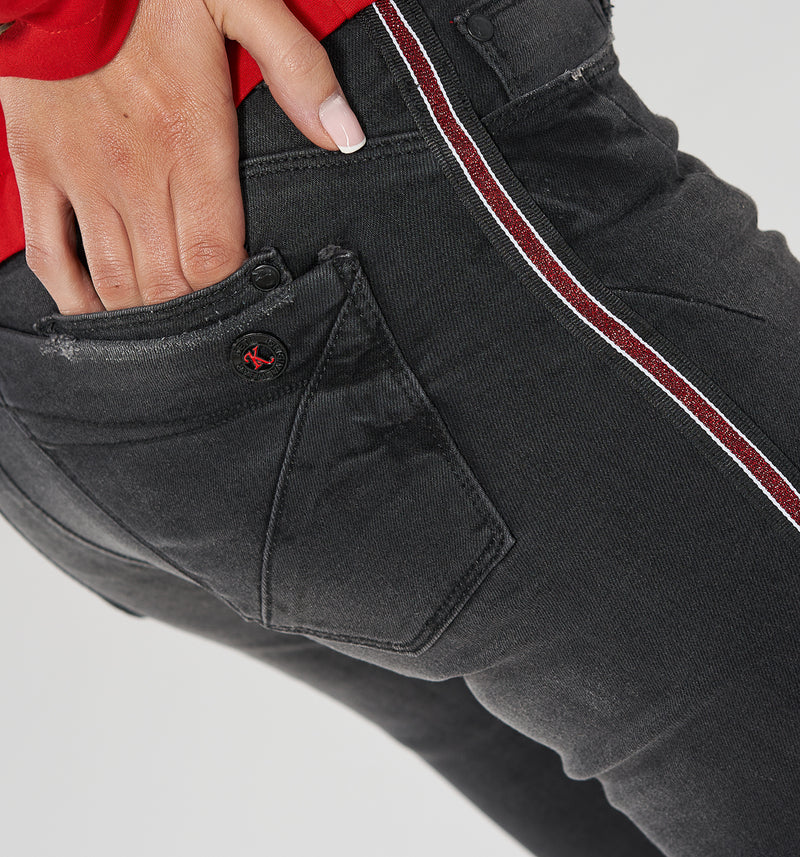 Super softe Power-Stretch Jeans im Slim Fit mit mittlerer Leibhöhe und dezenten destroyed Effekten. Entlang des Beins der antrazitf farbenen Hose verläuft ein rot/weiß glänzender Streifen.  98% Baumwolle, 2% Elasthan Wir empfehlen  eine Größe kleiner