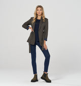 Oversize Blazer zum Wickeln mit Gürtel in Braun mit blauem Karo Muster und Schalkragen. Das blaue Innenfutter kommt schön hervor, wenn man die Ärmel lässig aufkrempelt.  Die großen aufgesetzten Taschen verleihen dem Blazer eine sportive Note. Wir empfehlen die gewohnte Größe 63% Poliester, 32% Viskose, 5% Elasthan
