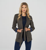 Oversize Blazer zum Wickeln mit Gürtel in Braun mit blauem Karo Muster und Schalkragen. Das blaue Innenfutter kommt schön hervor, wenn man die Ärmel lässig aufkrempelt.  Die großen aufgesetzten Taschen verleihen dem Blazer eine sportive Note. Wir empfehlen die gewohnte Größe 63% Poliester, 32% Viskose, 5% Elasthan
