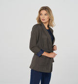 Oversize Blazer zum Wickeln mit Gürtel in Braun mit blauem Karo Muster und Schalkragen. Das blaue Innenfutter kommt schön hervor, wenn man die Ärmel lässig aufkrempelt.  Die großen aufgesetzten Taschen verleihen dem Blazer eine sportive Note. Wir empfehlen die gewohnte Größe 63% Poliester, 32% Viskose, 5% Elasthan