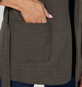 Oversize Blazer zum Wickeln mit Gürtel in Braun mit blauem Karo Muster und Schalkragen. Das blaue Innenfutter kommt schön hervor, wenn man die Ärmel lässig aufkrempelt.  Die großen aufgesetzten Taschen verleihen dem Blazer eine sportive Note. Wir empfehlen die gewohnte Größe 63% Poliester, 32% Viskose, 5% Elasthan
