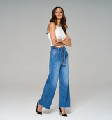 EMMA High Rise Wide-Leg Jeans in Mid Blue mit Bindegürtel in limitierter Auflage