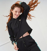 Super cooles cropped Sweatshirt. Durch den ausgefransten Saum und die Kapuze bekommt es extra Portion Lässigkeit. Eine gewisse Verspieltheit entsteht durch die Mint-farbenen Gallonstreifen an den Ärmeln und die breiten Bündchen mit Logo. Ist dir das Sweatshirt zu kurz? Probier es doch mal mit einer klassischen Hemdbluse drunter! Material: 70% Baumwolle, 30% Polyester Wir empfehlen die gewohnte Größe 30° schonend