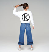 Sweatshirt in Weiß mit großem Logo in 3D-Optik am Rücken