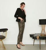 Die "AMANDA" mit modischer Slim-Fit Passform ist durch ihren einzigartigen Print ein ganz besonderer Blickfang. Die schmal geschnittenen Hosenbeine punkten mit ausgefallenen tonigem Animal-Print, die auf der authentischen Waschung besonders gut zur Geltung kommen und setzten die Beine der Trägerin gekonnt in Szene. Die Elasthan Qualität macht es durch angenehmen Tragekomfort bei bester Beweglichkeit zu einem Wohlfühlteil für alle Fälle.