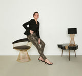 Die Platzierung der Hosentaschen sorgt mit der normalen Leibhöhe für eine optimale feminine Passform. Die stimmige Farbkombination ermöglich vielseitige Einsatzmöglichkeiten von Basic Oberteilen ohne dabei an Eindruck zu verlieren. Sie kann für eine besonders lässige Note auch gut gekrempelt getragen werden. Bitte beachten Sie, dass Unregelmäßigkeiten im Farb- und Druckbild der Beweis für Handmade und absolut gewünscht sind - Diese machen Ihre Hose zu einem Unikat!