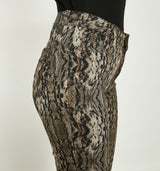 Die "AMANDA" mit modischer Slim-Fit Passform ist durch ihren einzigartigen Print ein ganz besonderer Blickfang. Die schmal geschnittenen Hosenbeine punkten mit ausgefallenen tonigem Animal-Print, die auf der authentischen Waschung besonders gut zur Geltung kommen und setzten die Beine der Trägerin gekonnt in Szene. Die Elasthan Qualität macht es durch angenehmen Tragekomfort bei bester Beweglichkeit zu einem Wohlfühlteil für alle Fälle.