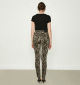 Die Platzierung der Hosentaschen sorgt mit der normalen Leibhöhe für eine optimale feminine Passform. Die stimmige Farbkombination ermöglich vielseitige Einsatzmöglichkeiten von Basic Oberteilen ohne dabei an Eindruck zu verlieren. Sie kann für eine besonders lässige Note auch gut gekrempelt getragen werden. Bitte beachten Sie, dass Unregelmäßigkeiten im Farb- und Druckbild der Beweis für Handmade und absolut gewünscht sind - Diese machen Ihre Hose zu einem Unikat!