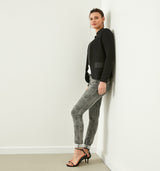 Skinny Fit mit mittlerer Leibhöhe. Nicht nur wunderschön, sondern auch super bequem ist diese graue Hose mit Paisley Muster. Die bogenförmigen Gesäß-Taschen zaubern einen kleinen Lift-Effekt und setzen die Figur perfekt in Szene. Wir empfehlen eine Größe kleiner 70% Baumwolle, 25% Polyester, 5% Lycra Handwäsche bei 30°C