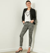 Skinny Fit mit mittlerer Leibhöhe. Nicht nur wunderschön, sondern auch super bequem ist diese graue Hose mit Paisley Muster. Die bogenförmigen Gesäß-Taschen zaubern einen kleinen Lift-Effekt und setzen die Figur perfekt in Szene. Wir empfehlen eine Größe kleiner 70% Baumwolle, 25% Polyester, 5% Lycra Handwäsche bei 30°C