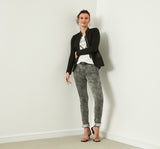 Skinny Fit mit mittlerer Leibhöhe. Nicht nur wunderschön, sondern auch super bequem ist diese graue Hose mit Paisley Muster. Die bogenförmigen Gesäß-Taschen zaubern einen kleinen Lift-Effekt und setzen die Figur perfekt in Szene. Wir empfehlen eine Größe kleiner 70% Baumwolle, 25% Polyester, 5% Lycra Handwäsche bei 30°C