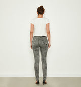 Skinny Fit mit mittlerer Leibhöhe. Nicht nur wunderschön, sondern auch super bequem ist diese graue Hose mit Paisley Muster. Die bogenförmigen Gesäß-Taschen zaubern einen kleinen Lift-Effekt und setzen die Figur perfekt in Szene. Wir empfehlen eine Größe kleiner 70% Baumwolle, 25% Polyester, 5% Lycra Handwäsche bei 30°C