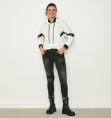 "Nicht nur mit EINEM I-Tüpfelchen… Die coole Skinny Jeans mit niedriger Leibhöhe im Used-Look, könnte nicht nur Dank des super Komforts zu Deinem neuen Lieblingsteil werden! Die weißen Farbspritzer sind handmade und machen somit jede Jeans zum Unikat! Der extra breite, elastische Bund sorgt zudem für absoluten Komfort selbst bei langem Sitzen. Ein weiteres Highlight ist der aus Strasssteinen besetzte „KETU“ Schriftzug hinten am Bund.
