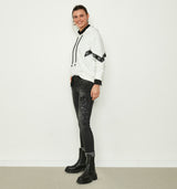 "Nicht nur mit EINEM I-Tüpfelchen… Die coole Skinny Jeans mit niedriger Leibhöhe im Used-Look, könnte nicht nur Dank des super Komforts zu Deinem neuen Lieblingsteil werden! Die weißen Farbspritzer sind handmade und machen somit jede Jeans zum Unikat! Der extra breite, elastische Bund sorgt zudem für absoluten Komfort selbst bei langem Sitzen. Ein weiteres Highlight ist der aus Strasssteinen besetzte „KETU“ Schriftzug hinten am Bund.