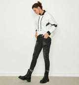 "Nicht nur mit EINEM I-Tüpfelchen… Die coole Skinny Jeans mit niedriger Leibhöhe im Used-Look, könnte nicht nur Dank des super Komforts zu Deinem neuen Lieblingsteil werden! Die weißen Farbspritzer sind handmade und machen somit jede Jeans zum Unikat! Der extra breite, elastische Bund sorgt zudem für absoluten Komfort selbst bei langem Sitzen. Ein weiteres Highlight ist der aus Strasssteinen besetzte „KETU“ Schriftzug hinten am Bund.