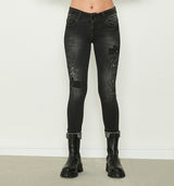 "Nicht nur mit EINEM I-Tüpfelchen… Die coole Skinny Jeans mit niedriger Leibhöhe im Used-Look, könnte nicht nur Dank des super Komforts zu Deinem neuen Lieblingsteil werden! Die weißen Farbspritzer sind handmade und machen somit jede Jeans zum Unikat! Der extra breite, elastische Bund sorgt zudem für absoluten Komfort selbst bei langem Sitzen. Ein weiteres Highlight ist der aus Strasssteinen besetzte „KETU“ Schriftzug hinten am Bund.