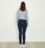 Basic Skinny Jeans mit mittlerer Leibhöhe. Angenehmer Tragekomfort dank Soft Stretch. Wir empfehlen die gewohnte Größe Handwäsche bei 30°C