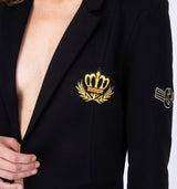 Taillierter Jersey Blazer in schwarz mit goldenem Emblem
