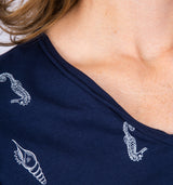 Kurzarm Shirt aus reiner Baumwolle in Navy mit V-Ausschnitt und maritimen Motiven