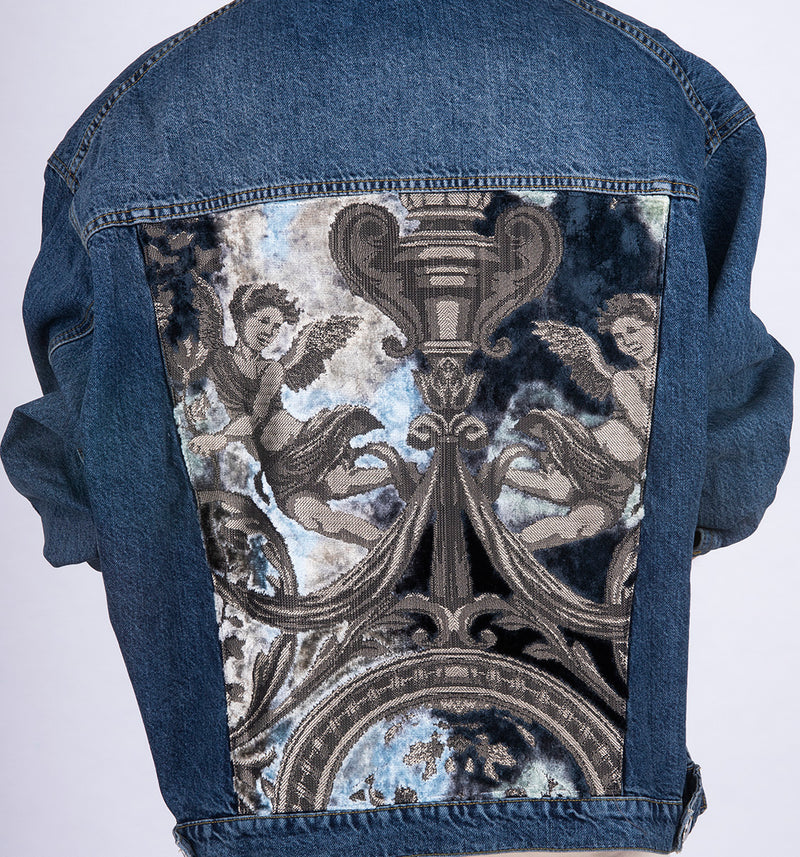 Besondere oversize Jeansjacke mit samtiger barocker Jacquardmusterung im 3D Design