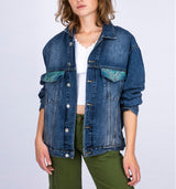 Einzigartige Oversize Jeansjacke mit hochwertiger Jacquardmusterung im Pfauen-Design