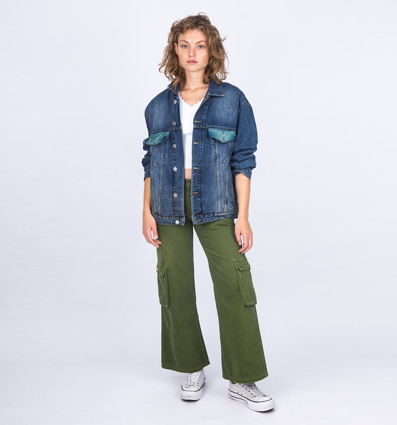Einzigartige Oversize Jeansjacke mit hochwertiger Jacquardmusterung im Pfauen-Design