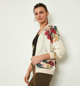 Edel und dennoch lässig ist dieser creme-farbene Blouson mit wunderschönem Floral-Print in kräftigen Bordeaux und Grün-Tönen. Zwei Eingrifftaschen vorn und elastische Bündchen heben den typischen Blouson-Stil hervor und sorgen für eine bequeme Sportivität, während der aufwändige Print und goldenen Reißverschluss dem Gesamtbild Eleganz verleiht.  Wir empfehlen die gewohnte Größe zu wählen. 100% Polyester Handwäsche bei 30°C
