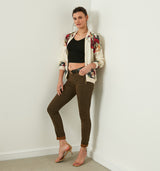 Edel und dennoch lässig ist dieser creme-farbene Blouson mit wunderschönem Floral-Print in kräftigen Bordeaux und Grün-Tönen. Zwei Eingrifftaschen vorn und elastische Bündchen heben den typischen Blouson-Stil hervor und sorgen für eine bequeme Sportivität, während der aufwändige Print und goldenen Reißverschluss dem Gesamtbild Eleganz verleiht.  Wir empfehlen die gewohnte Größe zu wählen. 100% Polyester Handwäsche bei 30°C