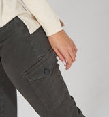 Wie eine zweite Haut trägt sich diese coole Cargo Hose aus hochwertigem Tencel Material. Slim Fit mit angenehmer mittlerer Leibhöhe und flachen aufgesetzten Taschen, die nicht auftragen.  Wir empfehlen die gewohnte Größe Handwäsche bei 30°C