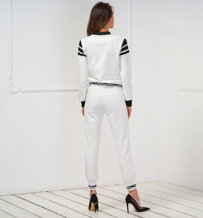 Bequeme Sweatjacke mit Reißverschluss und College Bündchen an Kragen und Ärmeln in Kontrastfarbe. Am Saum ist der elastische Strickbund mit KETU-Logo in Schwarz/Weiß. Für den lässigen, sportiven Look sorgen die Applikationen am Oberarm und der „Feelings“ Schriftzug im Brustbereich. Super Komfort hast du dank des Soft Touch Materials.  Material: 97% Baumwolle, 3% Elasthan Wir empfehlen die gewohnte Größe 30° schonend