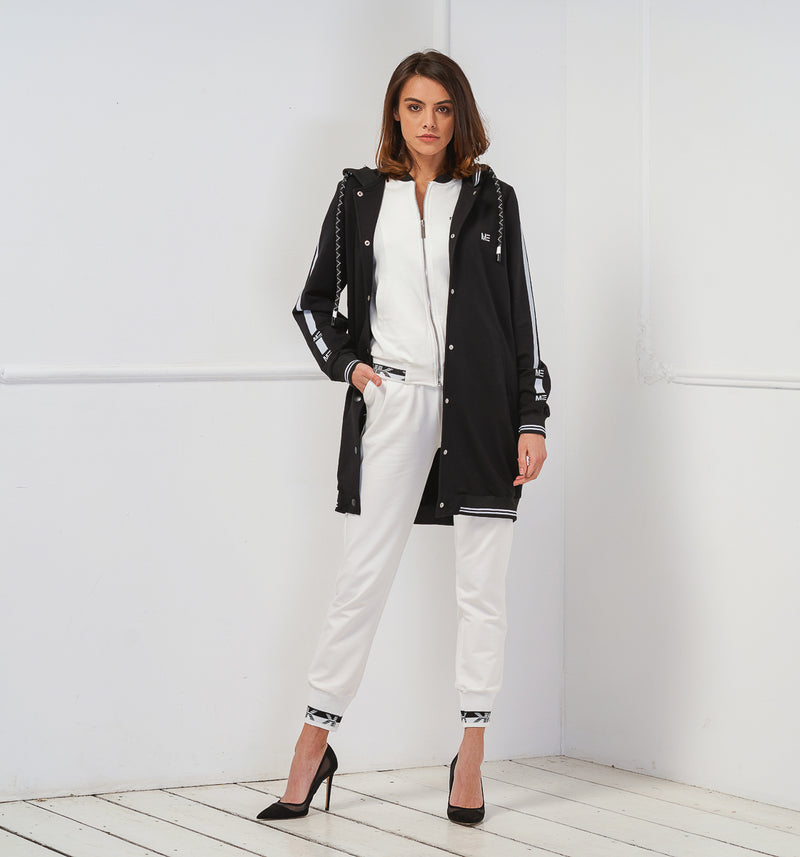  Lässig geschnittene Sweatjacke in Schwarz/Weiß. Geschlossen wird dieses lange Modell mit Druckknöpfen – typisch für den College Style, der sich auch in den Strickbündchen an Ärmeln, Saum und Kapuze wiederspiegelt. Zusätzlicher Blickfang sind die seitlich an den Ärmeln und im Rücken platzierten Kontraststreifen.  Material: 97% Baumwolle, 3% Elasthan Wir empfehlen die gewohnte Größe 30° schonend
