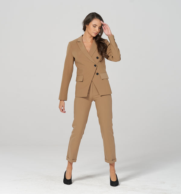 Modische Stoffhose aus etwas festerem Material in Knöchellänge mit kleinem Umschlag am Saum. Die Bügelfalte entlang der schmalen Hose sorgt für den klassischen Charakter, die schrägen Einschubtaschen verleihen ihr gleichzeitig eine gewisse Lässigkeit.   Wir empfehlen eine Nummer größer zu bestellen