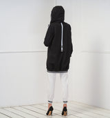  Lässig geschnittene Sweatjacke in Schwarz/Weiß. Geschlossen wird dieses lange Modell mit Druckknöpfen – typisch für den College Style, der sich auch in den Strickbündchen an Ärmeln, Saum und Kapuze wiederspiegelt. Zusätzlicher Blickfang sind die seitlich an den Ärmeln und im Rücken platzierten Kontraststreifen.  Material: 97% Baumwolle, 3% Elasthan Wir empfehlen die gewohnte Größe 30° schonend