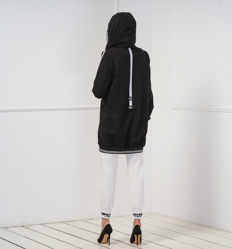  Lässig geschnittene Sweatjacke in Schwarz/Weiß. Geschlossen wird dieses lange Modell mit Druckknöpfen – typisch für den College Style, der sich auch in den Strickbündchen an Ärmeln, Saum und Kapuze wiederspiegelt. Zusätzlicher Blickfang sind die seitlich an den Ärmeln und im Rücken platzierten Kontraststreifen.  Material: 97% Baumwolle, 3% Elasthan Wir empfehlen die gewohnte Größe 30° schonend