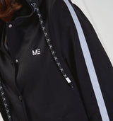  Lässig geschnittene Sweatjacke in Schwarz/Weiß. Geschlossen wird dieses lange Modell mit Druckknöpfen – typisch für den College Style, der sich auch in den Strickbündchen an Ärmeln, Saum und Kapuze wiederspiegelt. Zusätzlicher Blickfang sind die seitlich an den Ärmeln und im Rücken platzierten Kontraststreifen.  Material: 97% Baumwolle, 3% Elasthan Wir empfehlen die gewohnte Größe 30° schonend