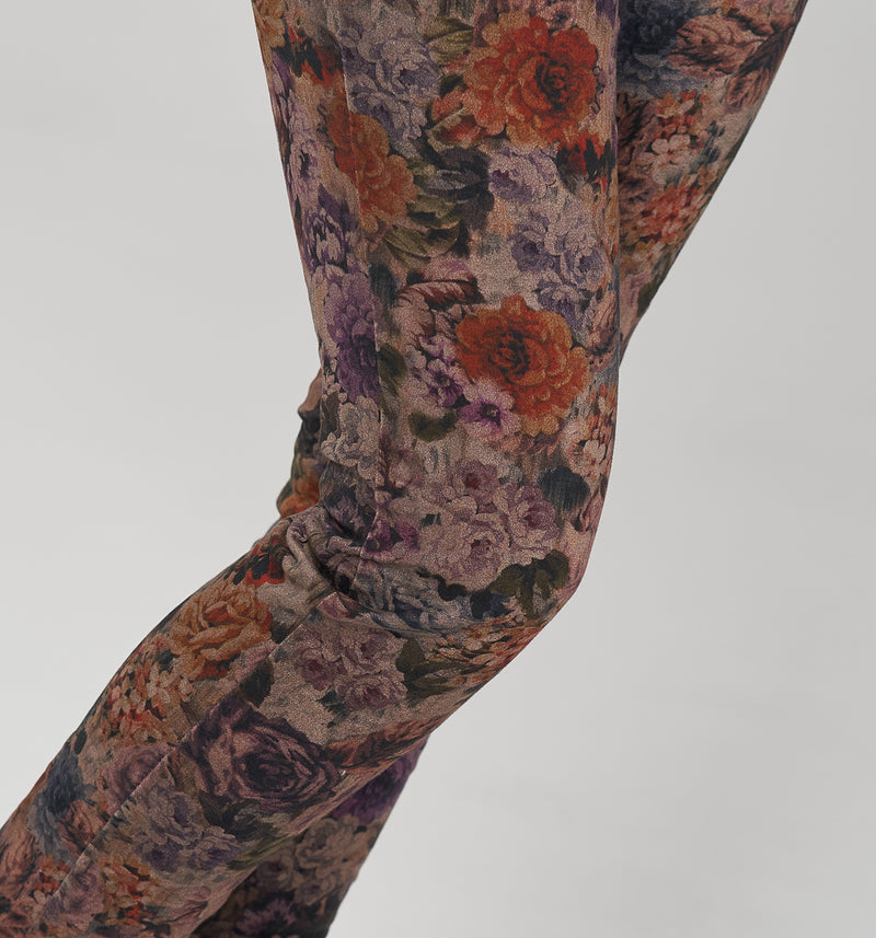 Die schönsten Herbstfarben vereint diese Slim Fit Hose mit dem wunderschönen floralen Print! Die schmale Schnittform und die mittlere Leibhöhe sind ideal für jede Figur. Dein perfekten Look für einen schönen Herbstspaziergang.  Wir empfehlen eine Nummer kleiner