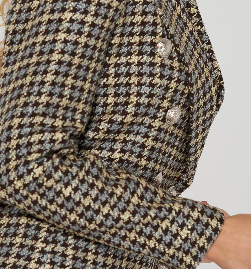 Ob klassisch kombiniert als Kostüm mit dem passenden Rock oder lässig mit einer Jeans - mit diesem Blazer im zeitlosen Hahnentritt-Muster bist du immer gut angezogen. Die taillierte Form mit langem Reverskragen schmeichelt jeder Figur. Die großen silbernen Knöpfe an Brust und Ärmeln sind ein zusätzlicher Blickfang. Wir empfehlen die gewohnte Größe
