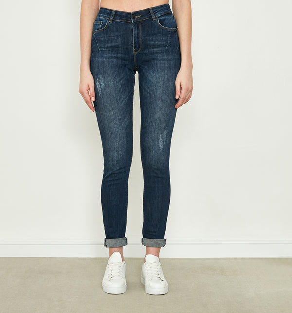 Slim Fit Jeans mit mittlerer Leibhöhe und dezentem destroyed Look. Dank des hochwertigen Materials bietet diese Jeans besonderen Tragekomfort! Die leicht schrägen und abgerundeten Po-Taschen sorgen für einen kleinen Lift-Effekt.  Wir empfehlen eine Größe kleiner 97% Baumwolle, 3% Elasthan Handwäsche bei 30°C 