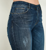 Slim Fit Jeans mit mittlerer Leibhöhe und dezentem destroyed Look. Dank des hochwertigen Materials bietet diese Jeans besonderen Tragekomfort! Die leicht schrägen und abgerundeten Po-Taschen sorgen für einen kleinen Lift-Effekt.  Wir empfehlen eine Größe kleiner 97% Baumwolle, 3% Elasthan Handwäsche bei 30°C 