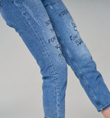 Streng limitierte High Waist Loose Fit Jeans mit silbernen Steinen und destroyed Look