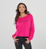 Basic und doch nicht langweilig ist dieses tolle Sweatshirt im auffälligen Pink mit leicht ausgefranstem Saum und Rundhals-Ausschnitt. Der leichte Oversize Schnitt wird verziert mit einem edlen "KETU"Schriftzug aus hochwertigen Strasssteinen.  Wir empfehlen die gewohnte Größe 100% Baumwolle