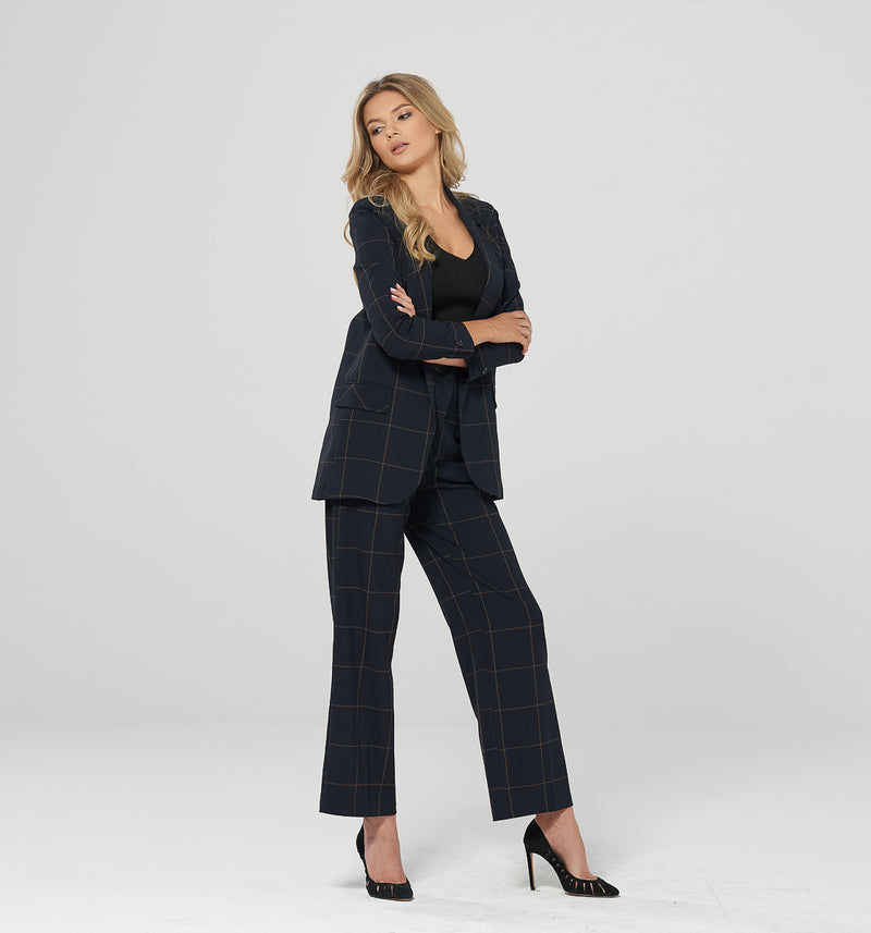 Modische Marlene Hose in Navy mit großem braunen Karo Muster. Ob klassisch zu Pumps und Blazer oder lässig mit Sweatshirt und Boots, in dieser Hose bist du definitv ein Highlight!   65% Viskose, 30% Poliester, 5% Elasthan Wir empfehlen die gewohnte Größe