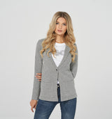 Leicht taillierter Blazer aus gewebten Struktur Sweat in Salz/Pfeffer Optik mit einem Knopf und aufgesetzten Taschen. Wir empfehlen die gewohnte Größe 75% Baumwolle, 25% Poliester