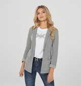 Leicht taillierter Blazer aus gewebten Struktur Sweat in Salz/Pfeffer Optik mit einem Knopf und aufgesetzten Taschen. Wir empfehlen die gewohnte Größe 75% Baumwolle, 25% Poliester