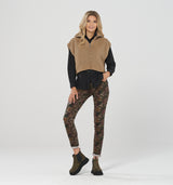 Slim Fit Hose aus softem Material im romantischen Rosen Design aus warmen Erdtönen. Die abgerundeten Gesäßtaschen formen einen schönen Po, die mittlerere Leibhöhe sorgt für ein angenehmes Tragegefühl   Wir empfehlen eine Nummer kleiner