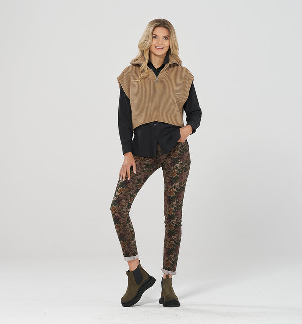 Slim Fit Hose aus softem Material im romantischen Rosen Design aus warmen Erdtönen. Die abgerundeten Gesäßtaschen formen einen schönen Po, die mittlerere Leibhöhe sorgt für ein angenehmes Tragegefühl   Wir empfehlen eine Nummer kleiner
