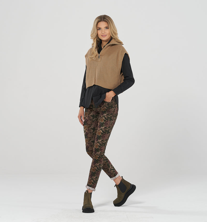 Slim Fit Hose aus softem Material im romantischen Rosen Design aus warmen Erdtönen. Die abgerundeten Gesäßtaschen formen einen schönen Po, die mittlerere Leibhöhe sorgt für ein angenehmes Tragegefühl   Wir empfehlen eine Nummer kleiner