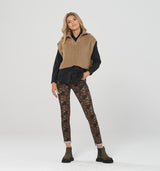 Slim Fit Hose aus softem Material im romantischen Rosen Design aus warmen Erdtönen. Die abgerundeten Gesäßtaschen formen einen schönen Po, die mittlerere Leibhöhe sorgt für ein angenehmes Tragegefühl   Wir empfehlen eine Nummer kleiner