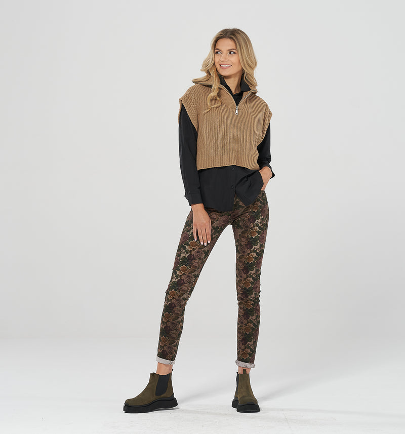 Slim Fit Hose aus softem Material im romantischen Rosen Design aus warmen Erdtönen. Die abgerundeten Gesäßtaschen formen einen schönen Po, die mittlerere Leibhöhe sorgt für ein angenehmes Tragegefühl   Wir empfehlen eine Nummer kleiner