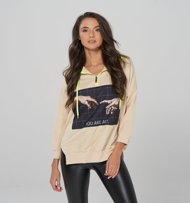 "You are art" ist das Motto mit Bild auf diesem modischen Sweatshirt. Ein weiteres Highlight ist die hellgelbe Kapuze.   Nur auf persönliche Anfrage   